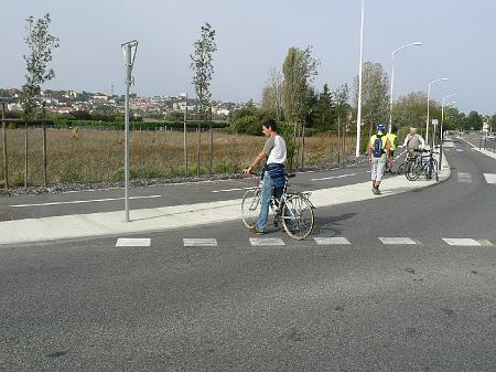 P1090064.JPG - Un aménagement du trottoir et de la bande cedez le passage serait nécessaire à l'emplacement du cycliste.