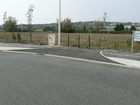 P1090065.JPG - L'entrée prévue (?) sur la piste n'est d'aucune utilité.