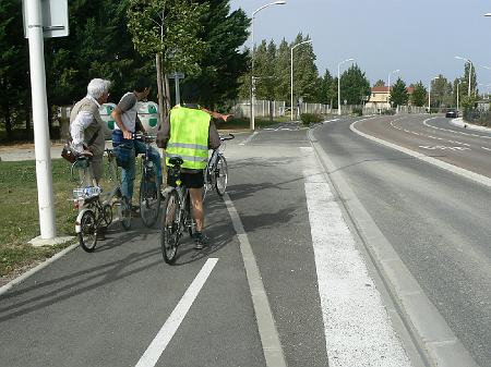 P1090068.JPG - La piste est interrompue par l'entrée de Latécoëre. Manquent un marquage et le retrait du stop.