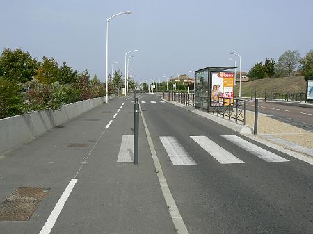 P1090070.JPG - Des poteaux au milieu de la piste. Est-ce d'ailleurs une piste ou un trottoir mixte ?