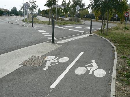 P1090071.JPG - Pourquoi des bandes pour aveugles si c'est une piste cyclable ?? En revanche une matérialisation verte à l'intersection serait la bienvenue.