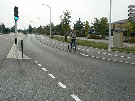P1090073.JPG - Comment le cycliste peut-il quitter la piste pour rejoindre la poste ?  (sur la gauche de l'autre côté du site propre). Une bande cyclable de franchissement serait nécessaire pour rejoindre le giratoire dans le bon sens.