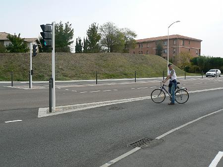 P1090077.JPG - Exemple de point de passage envisageable pour rejoindre le giratoire. A condition d'adapter le niveau du trottoir et d'avoir une signalisation au sol adaptée.