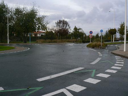 0810F215.jpg - Aménagement correct de rond-point : une piste matérialisée en bordure de chaussée permet aux cycliste d'emprunter en sécurité toutes les voies déboucnat du rond-point, qu'elles fassent ou non l'object d'aménagements cyclables particuliers. Ceci est l'aménagement de référence dans les villes allemandes.