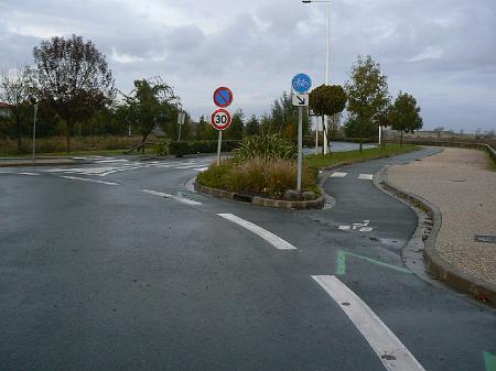 0810F216.jpg - Pour les pistes séparées le débouché s'effectue naturellement.