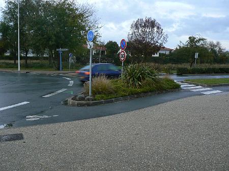 0810F217.jpg - Les passages piétons en retrait du carrefour permettent aux véhicules et aux vélos de s'arrêter sans s'immobiliser sur le carrefour.