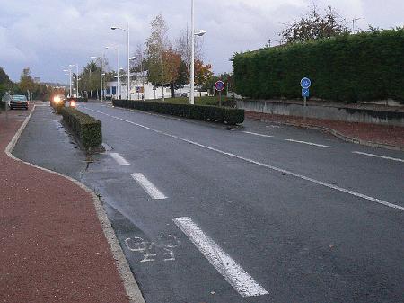 0810F220.jpg - Entrée et sortie des zones protégées et signalisation associée. La présence de pistes de chaque côté favorise la gestion des intersections et la transition vers des voies non spécifiquement aménagées.