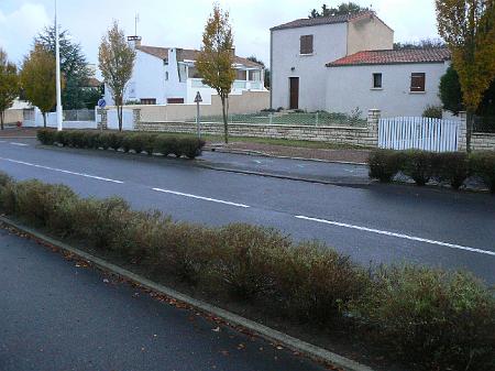 0810F221.jpg - Aménagement devant les sorties de garage. Les chevrons rappellent aux riverains la présence de la piste.