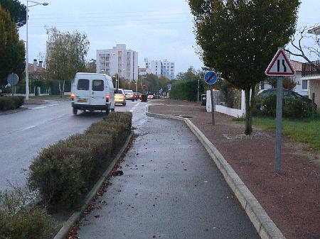 0810F222.jpg - Signalisation de sortie de portion protégée.