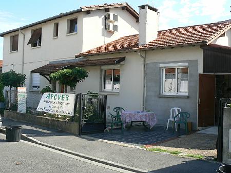 P1070558.JPG - En attendant les participants, la rue des lilas aux couleurs de l'APCVEB. Merci à François ST Pierre de nous avoir accueillis.