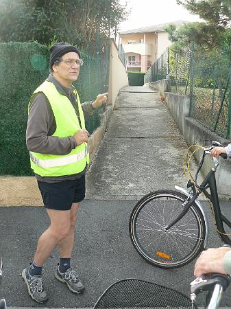 P1090047.JPG - Rue des lilas. Le passage de jonction vers la Marqueille est adapté aux piétons, mais ne convient pas pour les cycles ni pour les poussettes.