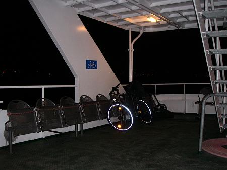 0810F001.jpg - Les bateaux transportent les vélos.