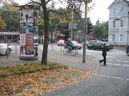 0810F006.jpg - A chaque carrefour, un passage piéton et vélo est matérialisé.