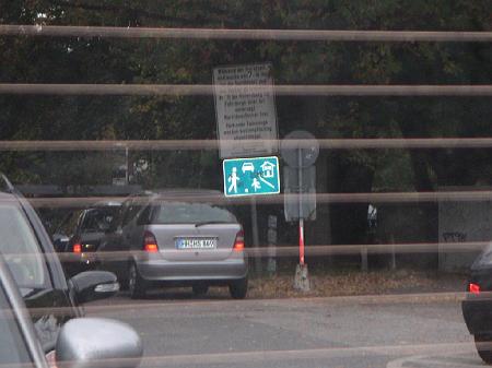 0810F012.jpg - Une signalisation spécifique marque l'entrée des zone où la chaussée est partagée.