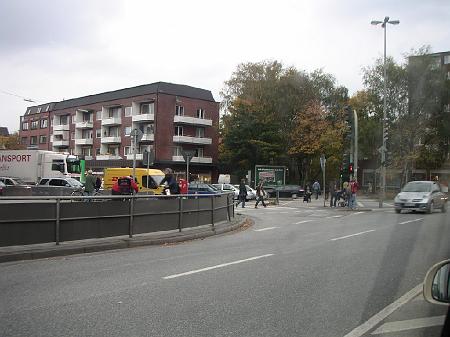 0810F013.jpg - Quand le carrefour est plus complexe, les passages sont physiquement protégés.